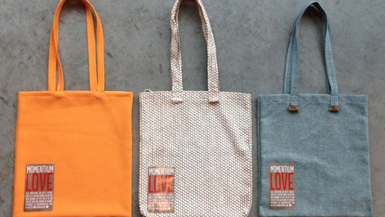 Disse veskene selges under årets sommerfest på Giske. Inntektene går til veldedig arbeid.