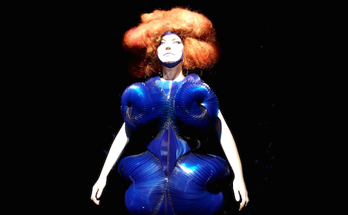Björk-ustillingen har også dukker iført noen av hennes mest ikoniske kostymer. Foto: Thomas Kolbein Bjørk Olsen