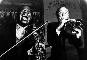 Louis Armstrong og Alfred Maurstad bytter instrumenter, Oslo, 1959 (Foto: Tore Fredenlund)