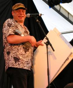 Hungry John mottar bluesprisen 2003 (Foto: bluesfest.no)