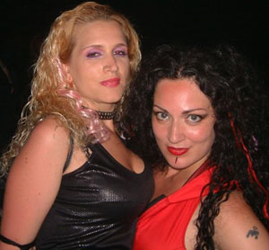 Patrizia Mazzuoccolo (t.h) og Metal Hammer kollega Nelly Liger