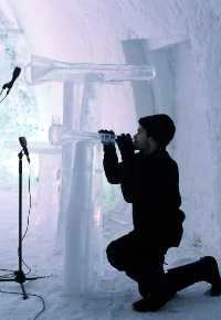 Arve Henriksen med istrompeter (Vinterspillene 2002)