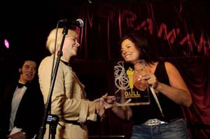 Bertine Zetlitz mottar Gullmikrofonen