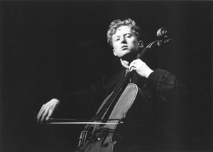 Ernst Simon Glaser med instrument, foto: T. Schönfelder/RK