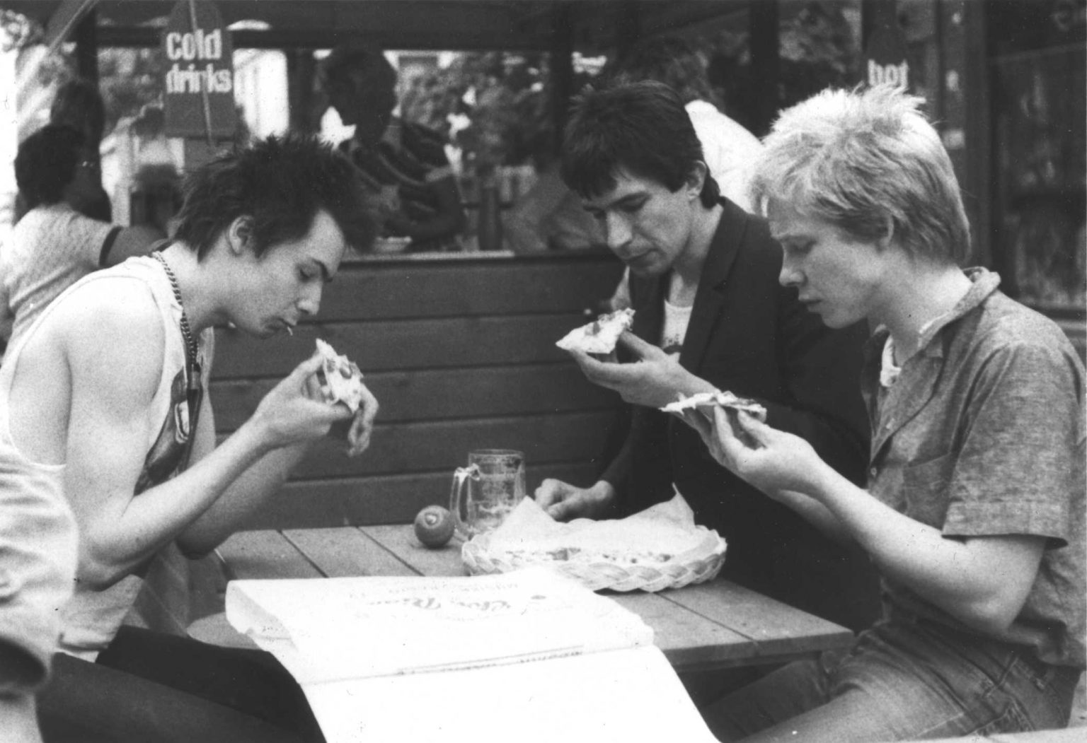 Sex Pistols spiser pizza i Nordre gate