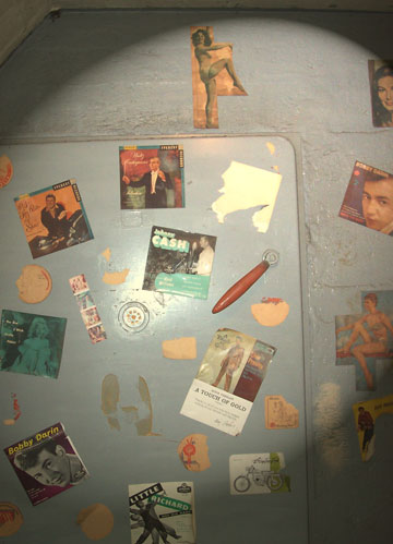 En ungdomshule fra 50 tallet. Idolbildene er bl.a. av Elvis, Johnny Cash og Little Richard, Pastor og Polyakin (Foto: Dag F. Gravem)