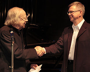 Sven Lyder Kahrs mottar Arne Nordheims Komponistpris 2005: Foto: Ann Iren Ødeby