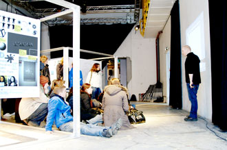 Tou Scene: Nasjonalmuseets Espen Tversland viser utstillingen Generator.x for elever fra Lundehaugen videregående (Foto: Minna Suojoki)