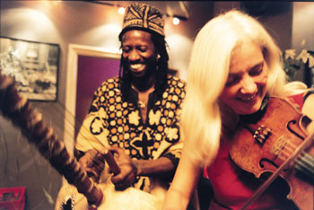 Solo Cissokho og Ellika Frisell (Foto: Førdefestivalen)