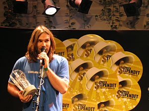 Christer Falck mottar prisen for Årets by:Larmer