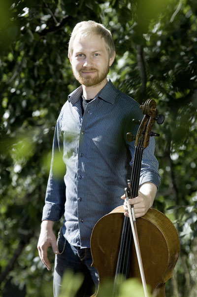 Fredrik Schøyen Sjölin bak (Foto: John Hughes/Rikskonsertene)