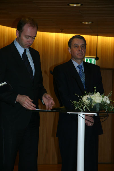Trond Giske og Alexander Avdejev stående (Foto: Carl Kristian Johansen)