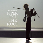 Elisabeth Vatn: Piper on the roof