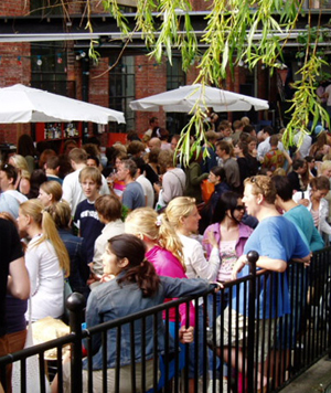 Musikkens Dag, 2003. Utenfor Blå.