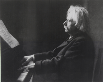 Edvard Grieg ved klaveret