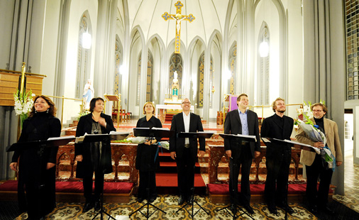 Nordic Voices fremførte Opus 42 i Landakotkirkja i Reykjavik 02.11.2010. Fra venstre: Tone Elisabeth Braaten, Ingrid Hanken, Ebba Rydh, Per Kristian Amundrød, Frank Havrøy, Trond Olav Reinholdtsen og komponist Lasse Thoresen.
