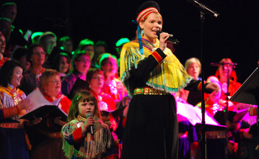 Sara Marielle Gaup (fra Adjagas) og prosjektkoret Sami Jienat i Karasjok under Hele Norge Synger i 2008.
