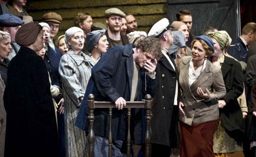 Fra Operaens oppsetning av &laquo;Peter Grimes&raquo;