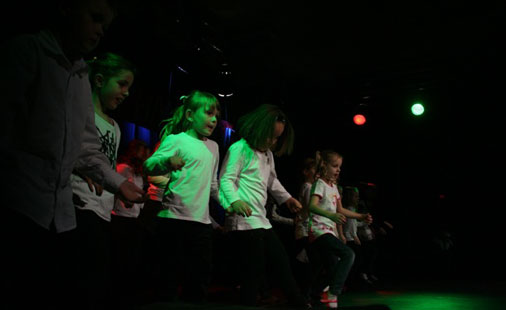 En dansegruppe ved Eidfjord kulturskule i aksjon.