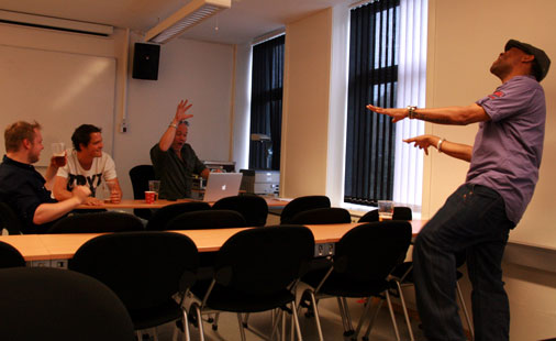 Herbie Crichlow har skrevet sanger med blant andre Robyn og Backstreet Boys. Nå danser han til nyskrevet musikk under Trondheim Song:Expo, mens Christian Svensson styrer dataen. Aleksander Puntervold og Erik Johansen fra Mental Audio følger med.