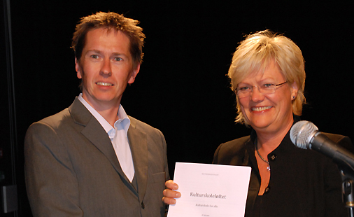 Utvalgsleder Hans Ole Rian overleverer rapporten om kulturskolene til kunnskapsminister Kristin Halvorsen