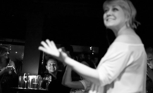 Katrin Fröder Standnes under avslutningen av Song:Expo 2012 i Trondheim. I bakgrunnen sees Robin Jenssen, arrangøren av låtskriversamlingen.