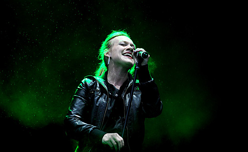 Anneli Drecker på scenen under Døgnvill