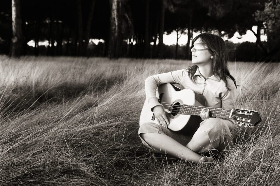 Illustrasjon følsom gitarspilling svart hvit