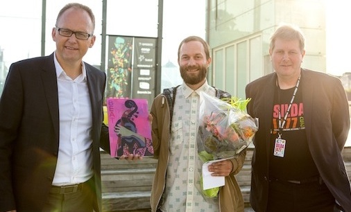 F.v: .Kommunikasjonsleder i Statoil, Ove Tungesvik, prisvinner Julius Lind og festivalssjef Bjarne Dankel.