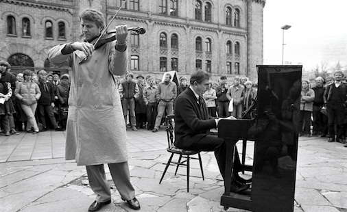 Kaare Ørnung og Arve Tellefsen. Bildet ble tatt i 1983 i forbindelse med at NMH kjempet for et eget hus
