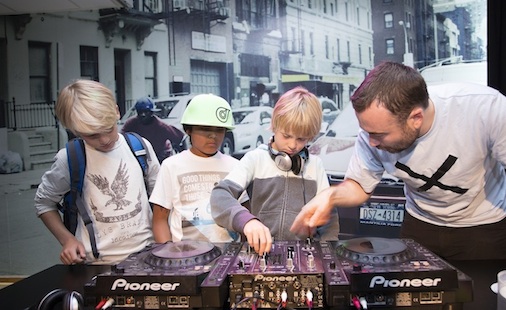 DJ Block Party med DJ Andy Cross, Barnas verdensdager