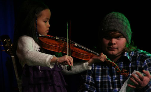 Helene Enge Monsen får hjelp av læreren sin Alexander Aga Røynstrand ved Kulturskolen i Eidfjord.