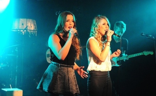 Studenter fremfører sine egne låter ved en konsert på NISS