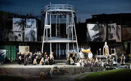 Effektiv scenografi integrerte festningen i forestillingen. Tårnet i midten fungerte godt som dynamisk midtpunkt. Foto: Stein Johnsen, Halden Arbeiderblad