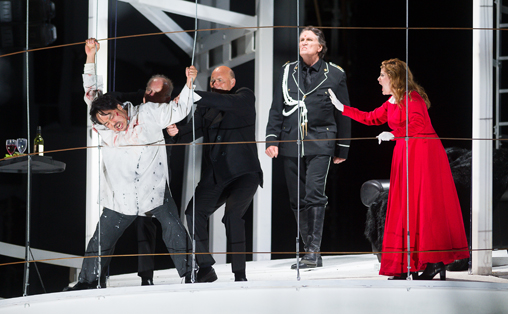 Bildetekst: Ho-Yoon Chung (foran) gjorde en glitrende Cavaradossi, mener Ballades anmelder. F.v.: Hoo-Yoon Chung, Kristian Krokslett som Spoletta, Trond Halstein Moe som Scarpia og Celine Byrne som Tosca. Foto: Stein Johnsen, Halden Arbeiderblad