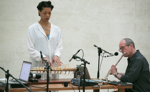 Performance av Camille Norment og David Toop, 8. mai i den Nordiske paviljongen. Foto: OCA / Marta Buso.