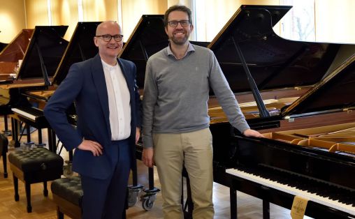 Festspilldirektør Anders Beyer og Leif Ove Andsnes i Hamburg for å plukke ut det nye flygelet til Håkonshallen. Foto: Festspillene i Bergen