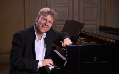 Håvard Gimse er en av lærerne på Professor Jiri Hlinka Klaverakademi. Foto: John Andresen