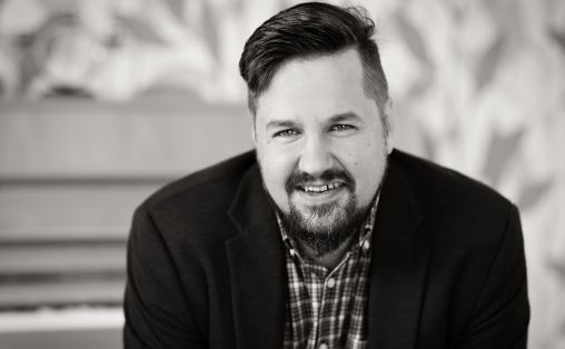 Nicholas Sillitoe i sitt hjem, ved piano; hans &laquo;happy place&raquo;