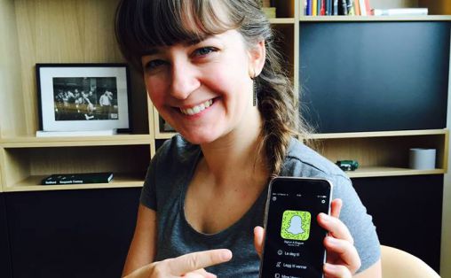 Sigrun Agøy Engum peker på SnapChat Foto: Kulturmeglerne