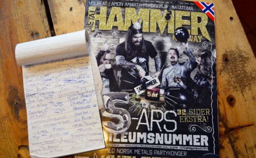 To versjoner av jubileumsnummeret Foto: Linn Carin Dirdal