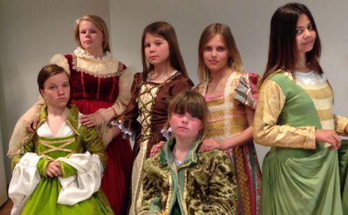 Barna i Eide Kulturarena lærer seg mange nye ferdigheter. Både sang og skuespill ble øvd iherdig inn til denne Mozart forestilling av sanggruppen Birimbau i 2015.