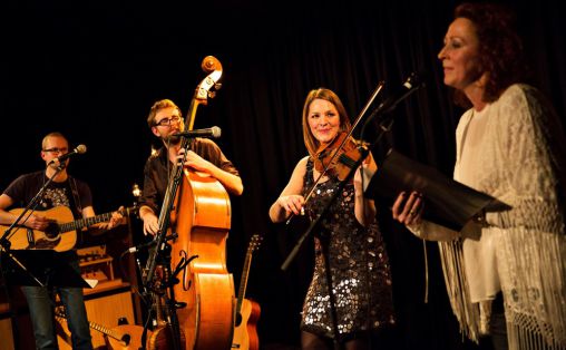 Mari Skeie Ljones og Camilla Granlien fremfører Spring du fela