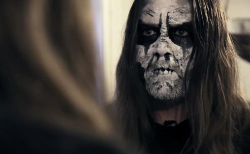 Vegard Larsen (Vyl) trommeslager i Keep of Kalessin og From the Vasteland forbereder seg til konsert Foto: Black Hearts