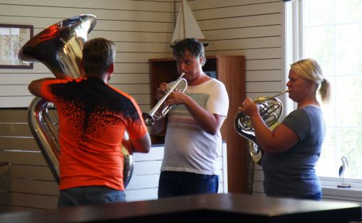 Det Norske Blåseensembles musikere Roger Fjeldet, Stian Aareskjold og Britt Larsen øver på klassisk improvisasjon. Foto: Christer A. Elnes