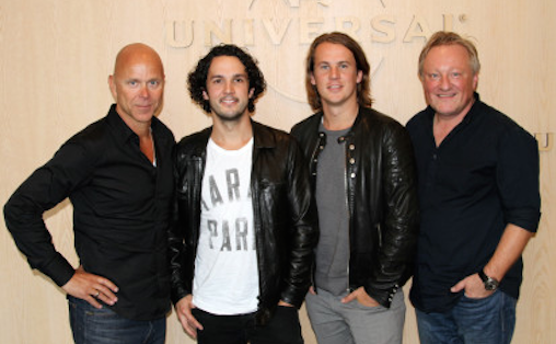 Petter Singsaas til høyre, her sammen med Ylvis brødrene og Per Sundin, Universal Sveriges sjef.