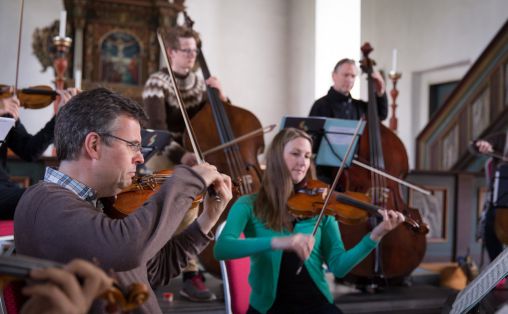 Geir Inge Lotsberg sammen med Trondheimsolistene under innspilling av «Reflections» i Selbu kirke 2015. Foto: Morten Lindberg / 2L