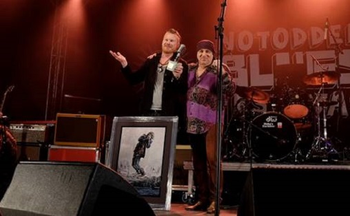 Bluesprisvinner Amund Maarud med prisutdeler Steven Van Zandt. Foto: Tom Helmersen