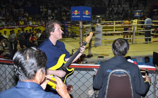 Frode Barth spiller p Rajadamnern, Muay Thai-stadion i Bangkok.