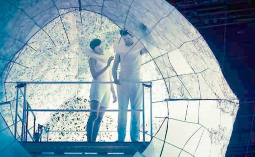 Mari Askvik som Shiri og Patrick Egersborg i rollen som operatør i «Ad undas – Solaris korrigert» ved Den norske Opera